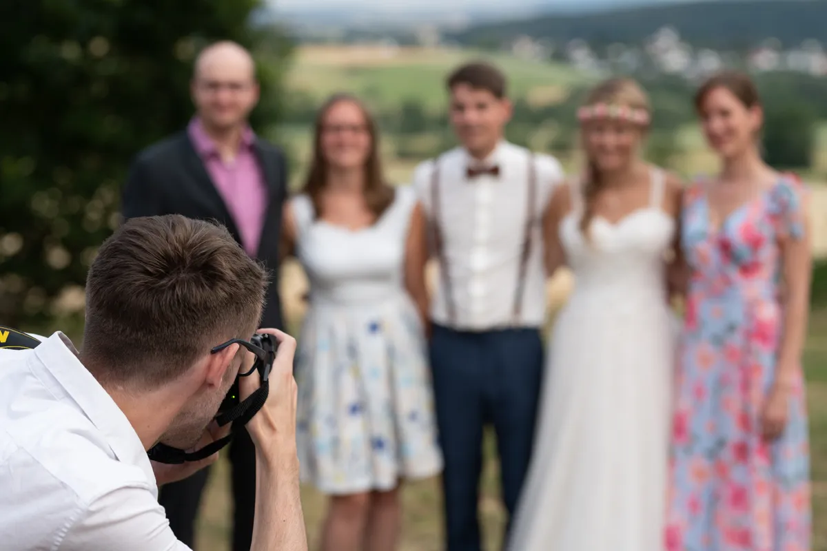 fotograf-in-kronberg-hochzeit-und-trauungsfeier-brautpaar-und-freunde-gruppenbild.jpg